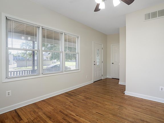 3rd image of 122 W Muir Ave
