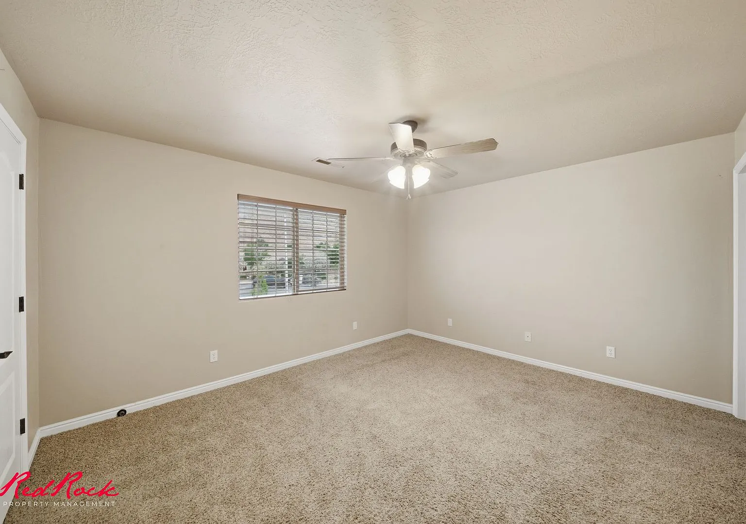 Inviting 3 Bedroom Townhome In Prime Location! — Photo 3
