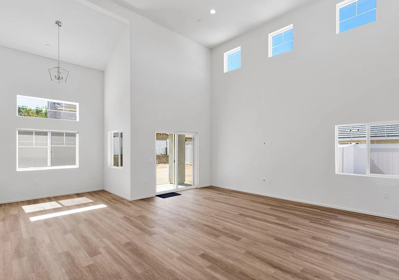 New New New Adelanto Home / 1/2 Off First Month's Rent — Photo 4