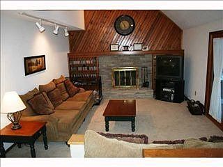 4th image of 942 Farrington Dr
