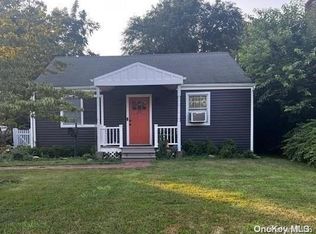 27 Adelaide St, Huntington Station, NY 11746