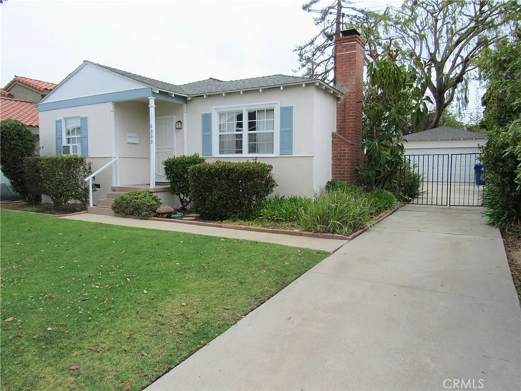 3 bed, 988 sqft, $4,700 — Photo 2