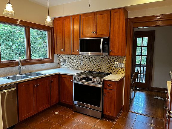 4th image of 520 NE 9th Ave