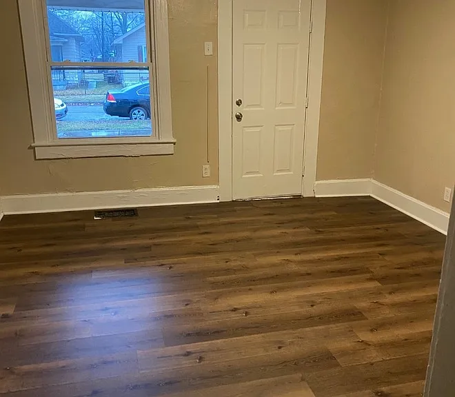 411 N Centennial St — Photo 2