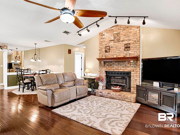 3rd image of 2705 Brentwood Dr