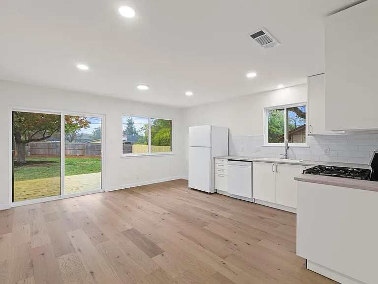 902 Warrington Dr — Photo 1