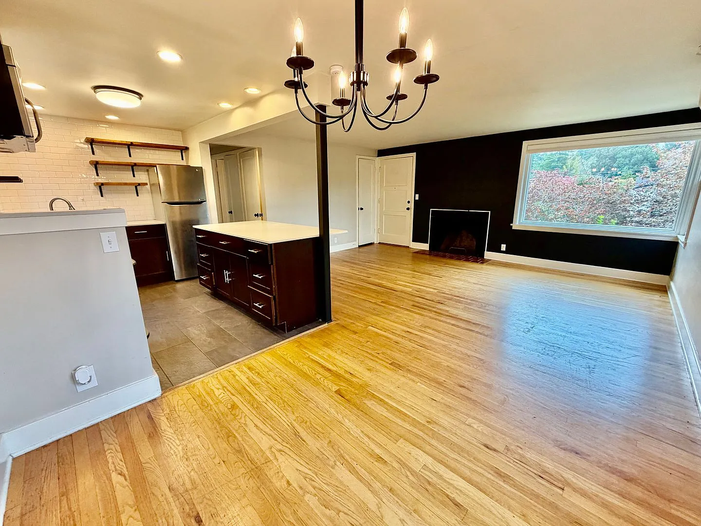 Charming Mid-Century Rambler in Magnolia! — Photo 2