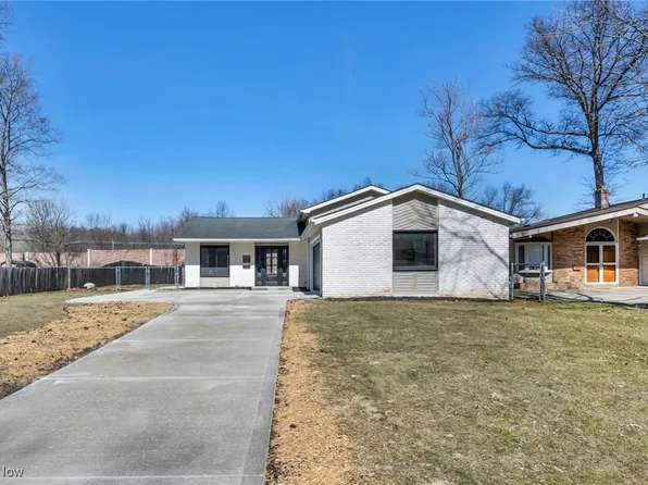 26060 Redwood Dr, Olmsted Falls, OH 44138