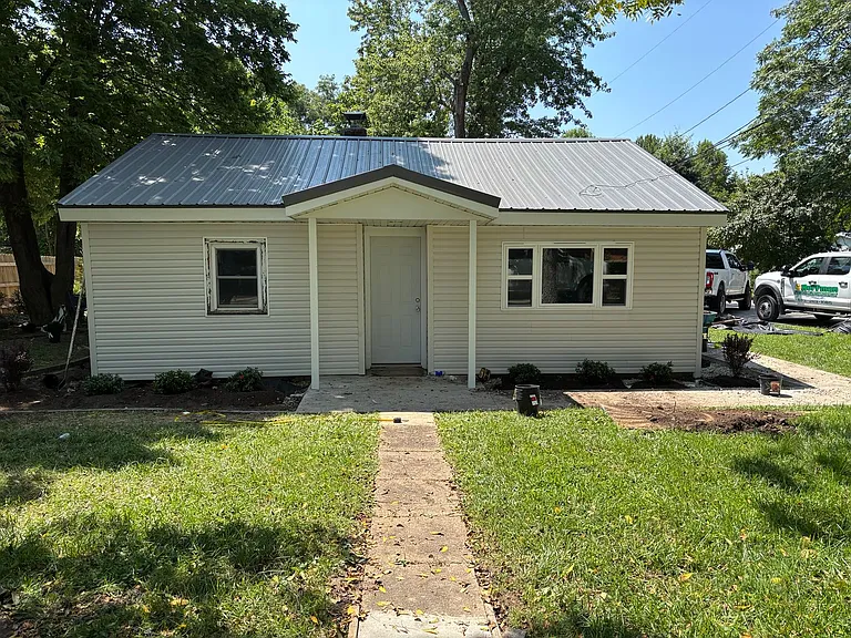 220 Parker Ln — Photo 1
