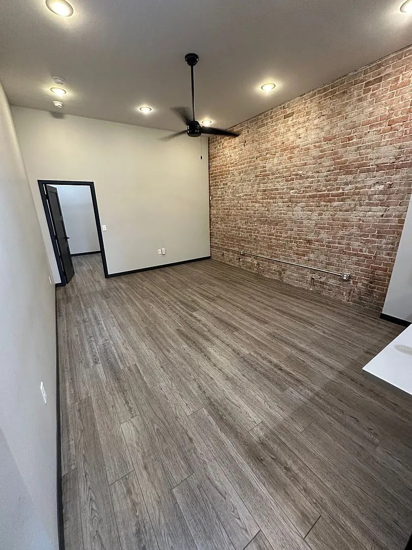 Building Photo - 409 W Norfolk Ave #201