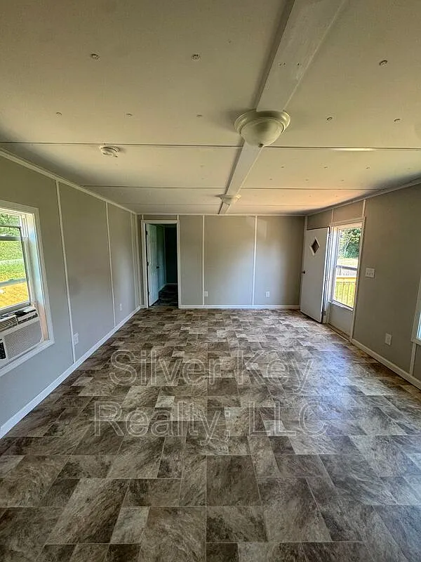 3 bed, 2.0 bath, $1,095 — Photo 4