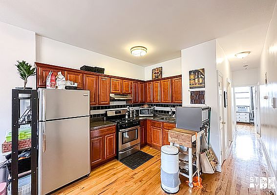 4th image of 500 Franklin Ave #2