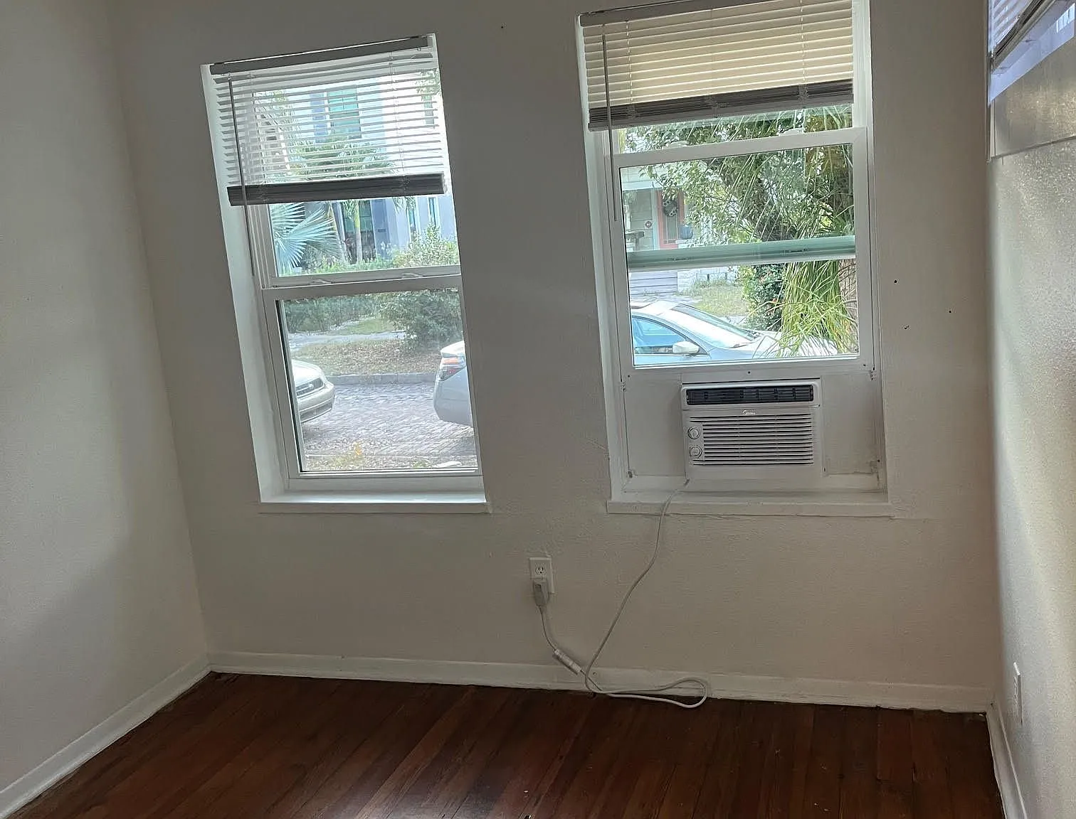 3 bed, 1.0 bath, 800 sqft, $1,950 — Photo 2