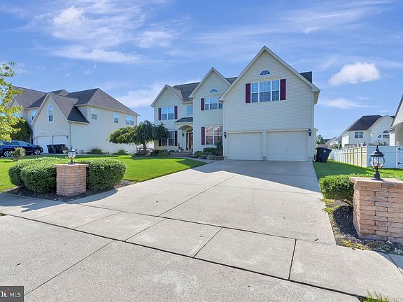 3rd image of 718 Galleria Dr
