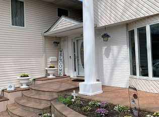 13 Peacock Ln, North Babylon, NY 11703