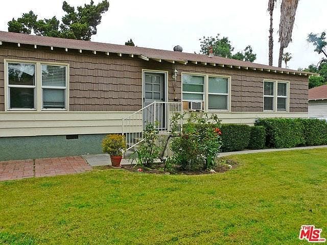 Spacious private yard