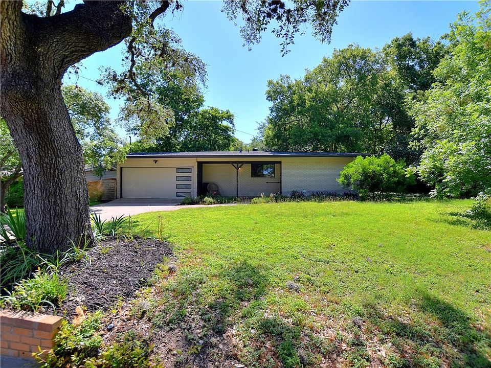 1st image of 11901 N Oaks Dr