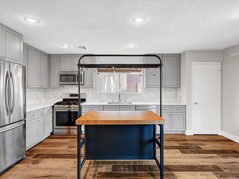 812 Sistine St — Photo 12