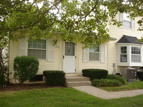 144 Lake Village Dr #6, Walled Lake, MI 48390