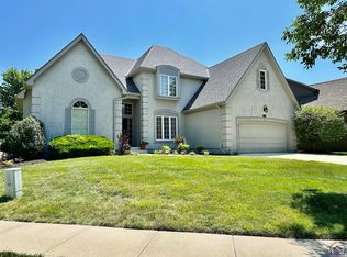 9825 Chestnut St, Lenexa, KS 66220