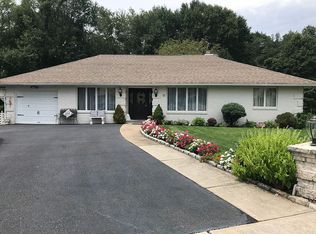 17 Whipple Rd, Pompton Plains, NJ 07444