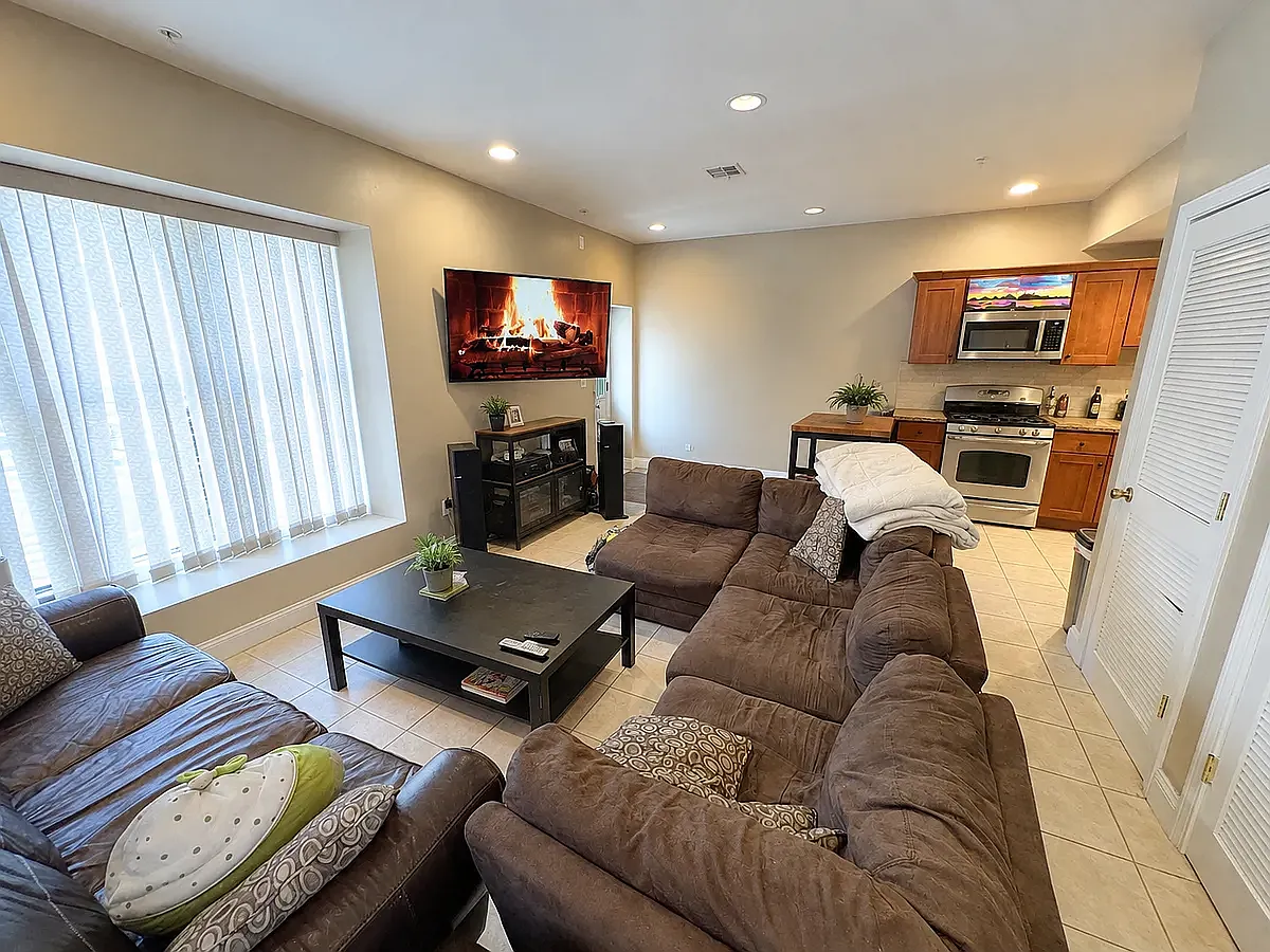 2 bed, 1000 sqft, $2,650 — Photo 2