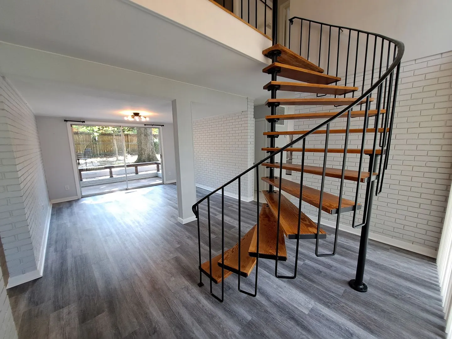 4BR/2.5BA home with Detached 1BR/1BA efficiency apartment — Photo 4