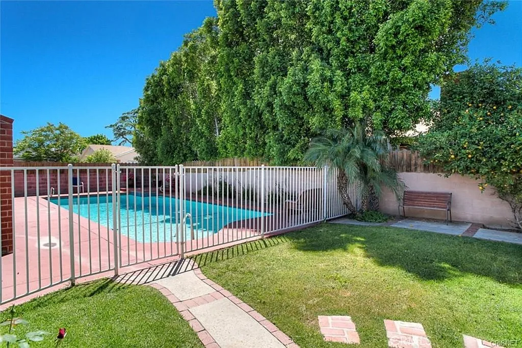4 bed, 2000 sqft, $6,000 — Photo 1