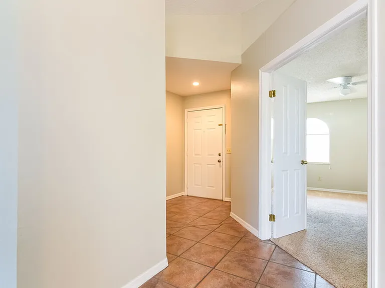 704 Sand Ridge Dr — Photo 2