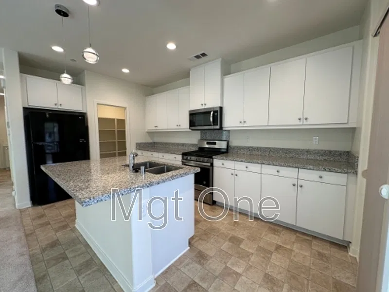 4 bed, 2.5 bath, 1818 sqft, $3,000 — Photo 2