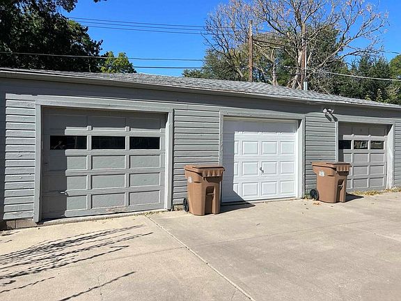 Detached garage