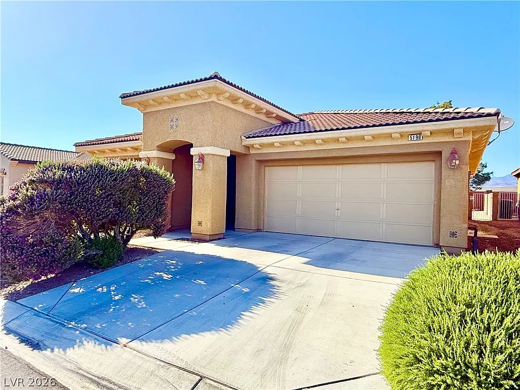 2 bed, 2.0 bath, 1833 sqft, $2,000 — Photo 2