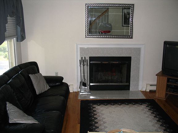 Living room w/ fireplace