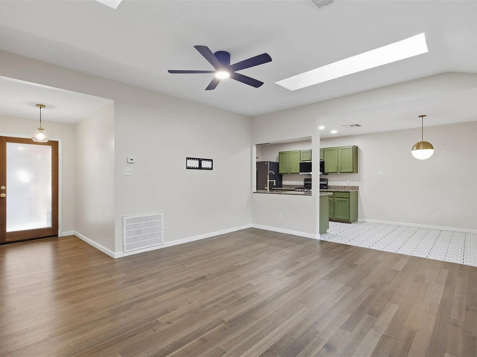 3 bed, 2.0 bath, 1174 sqft, $2,000 — Photo 2
