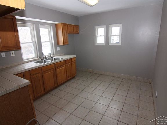 4th image of 703 N Mason St