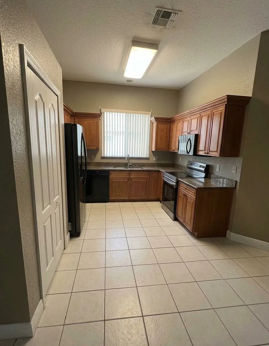 4 bed, 1984 sqft, $2,550 — Photo 3