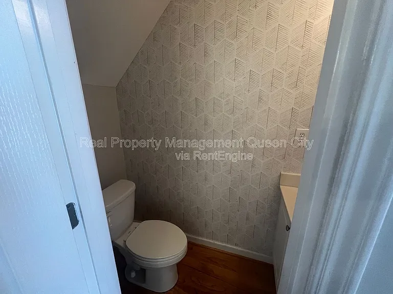 1224 Green Oaks Ln #B — Photo 11