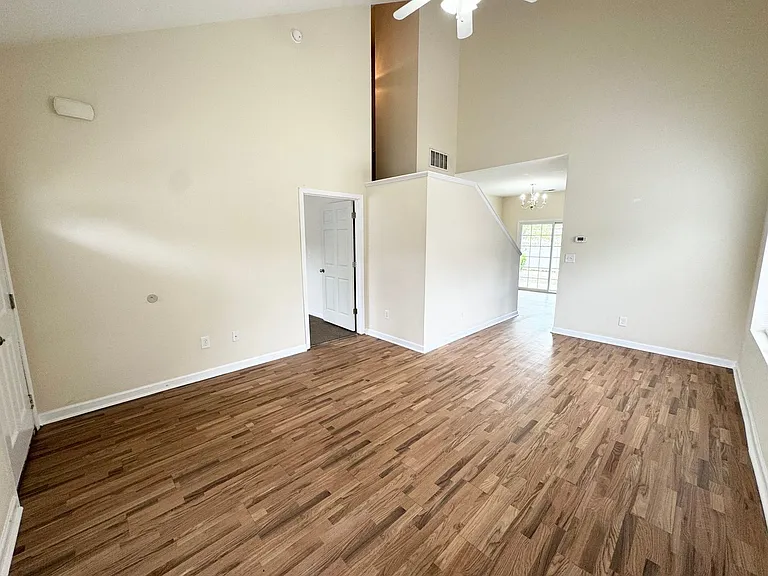 109 Spring Creek Dr — Photo 3