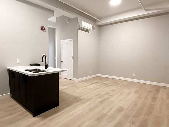 3rd image of 51 King St W #5