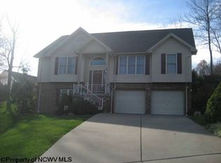 121 Village Crest Dr, Morgantown, WV 26508