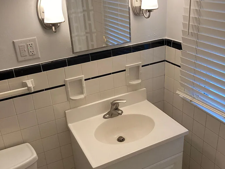 1110 N 49th Ave — Photo 12