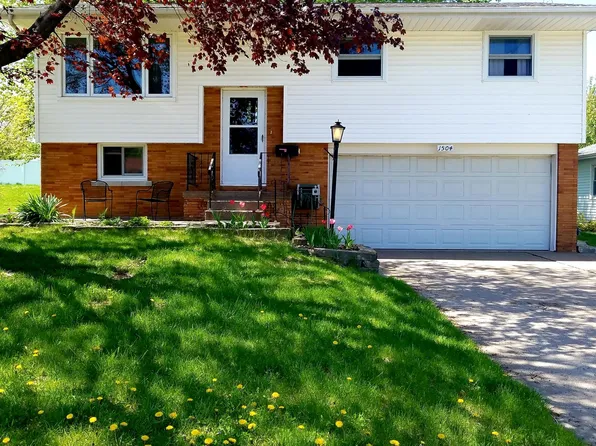 1504 Devitt Ave, Muscatine, IA 52761