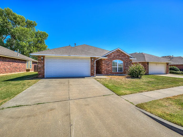 1104 Westridge Dr — Photo 1