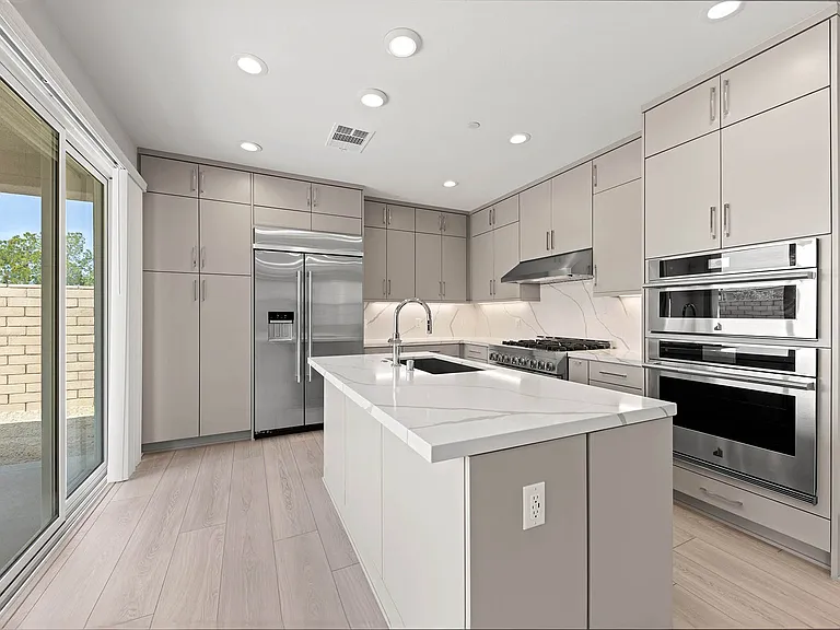 585 Patten Ave — Photo 6