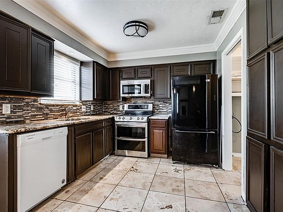 4th image of 1111 Hillcrest Dr