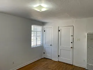 Charming & Totally Updated 1 Bedroom Apartment Downtown — Photo 32