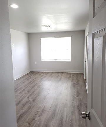 4th image of 942 Francis St