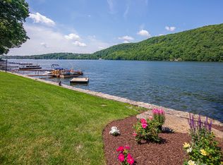 8 Taagan Point Dr, Danbury, CT 06811