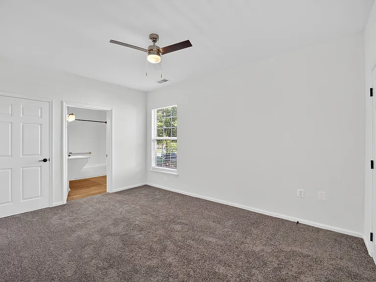 Brittany Commons Apartments — Photo 6