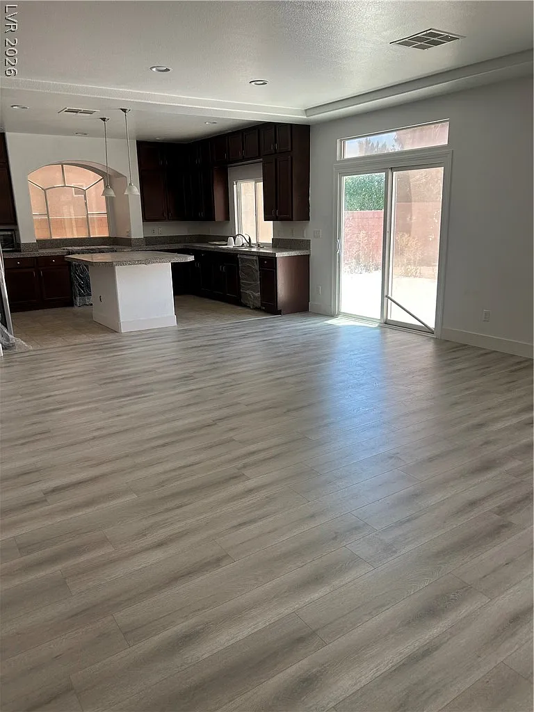 5 bed, 2.5 bath, 2900 sqft, $3,700 — Photo 2